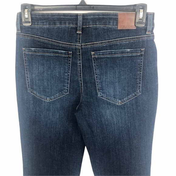 MAURICES Women’s Blue Jeans Sz 6 Button Fly Distressed Frayed Hem Pockets - Picture 4 of 15